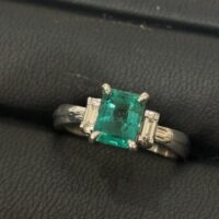 プラチナのエメラルドとダイヤのリング