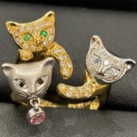 貴金属で作られた猫のリング