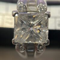 Pt900の2.35ctのプリンセスカットのダイヤ