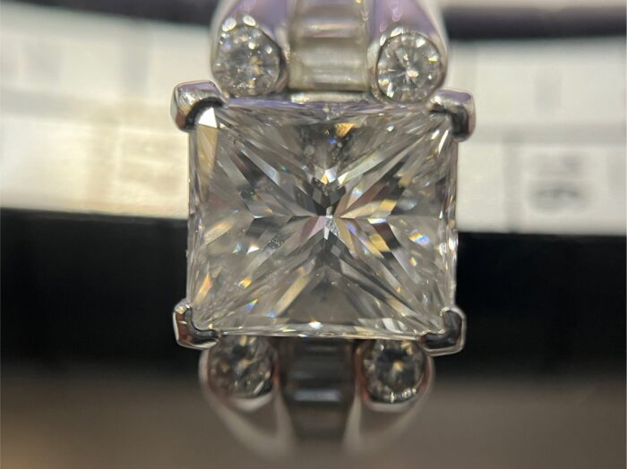 Pt900の2.35ctのプリンセスカットのダイヤ
