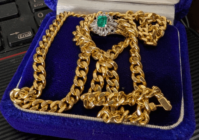 K18のネックレスとPt900のエメラルドのリング